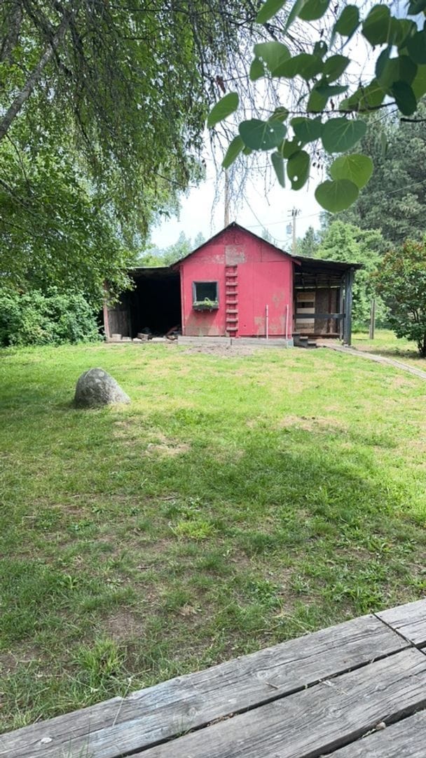 Building Photo - Country Living within one mile to town