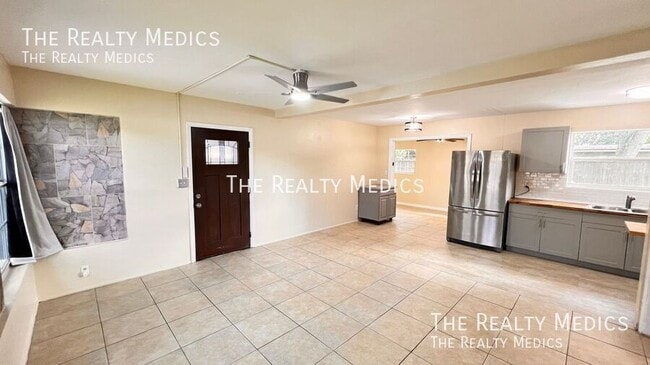 Building Photo - 6216 Lake Underhill Rd