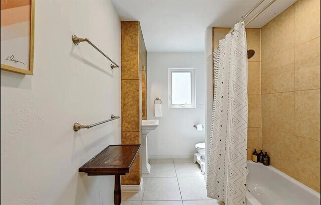 Building Photo - 3711 Highland Dr