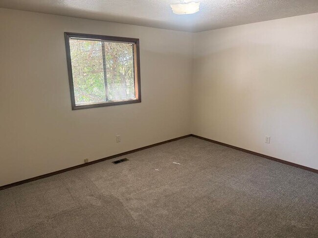 Building Photo - Updated Single Level Home