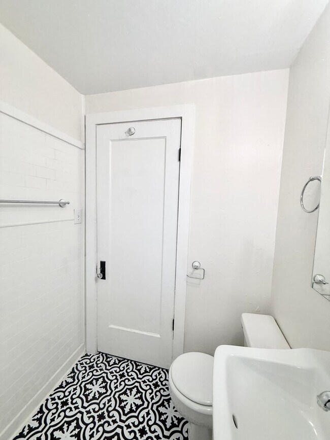 Building Photo - Unique Downstairs 1/1 w/ Hardwoods in Small 1920's Complex