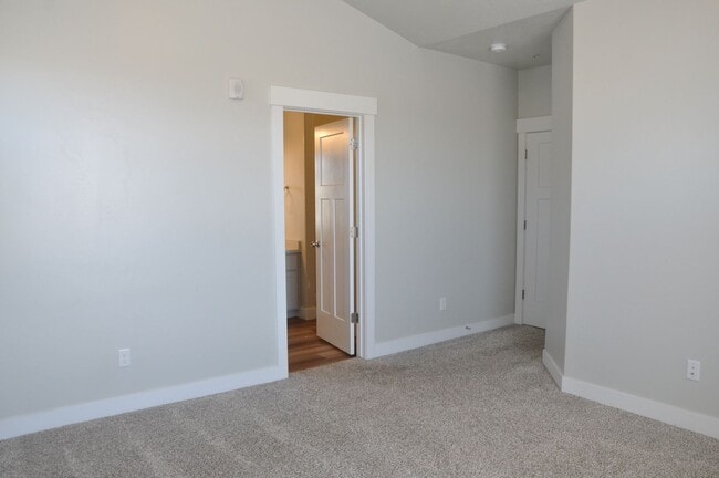 Building Photo - 3 bedroom, 2 bathroom house located in the desirable area of Saratoga Springs/ Lehi, UT