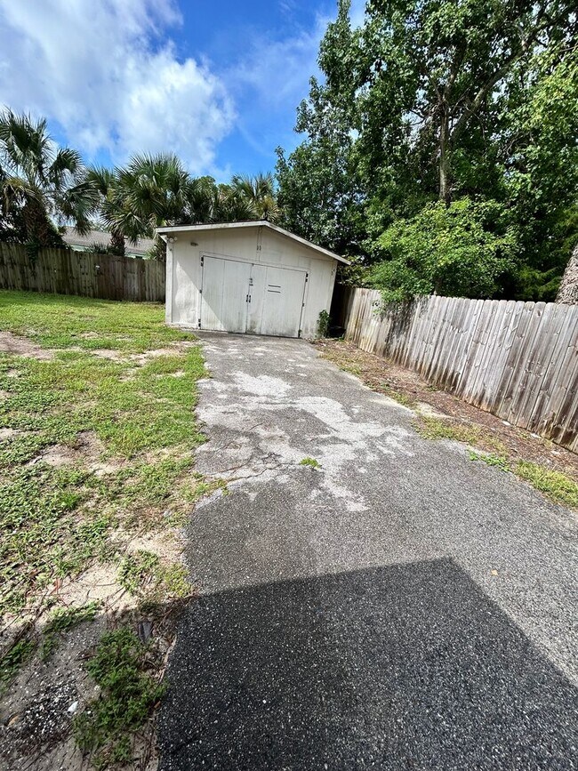 Building Photo - 208 Randy Rd