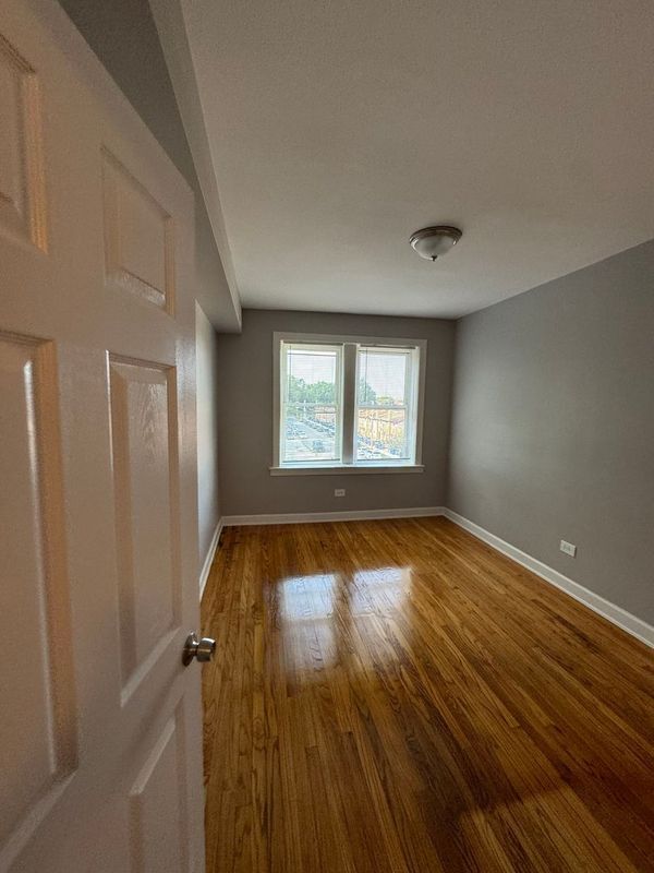 Building Photo - 1127 E 81st St