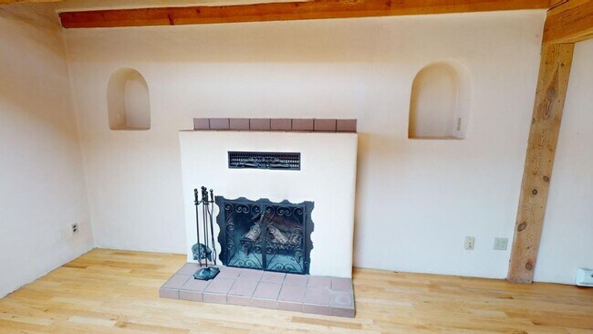Building Photo - 1424 Agua Fria St