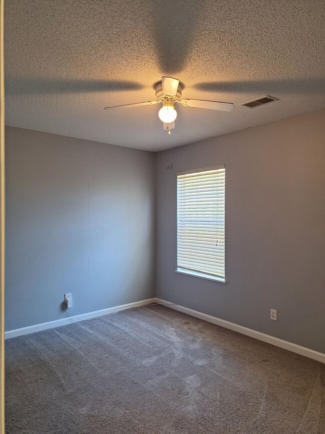 Building Photo - Wonderful Four Bedroom Home in Northeast C...
