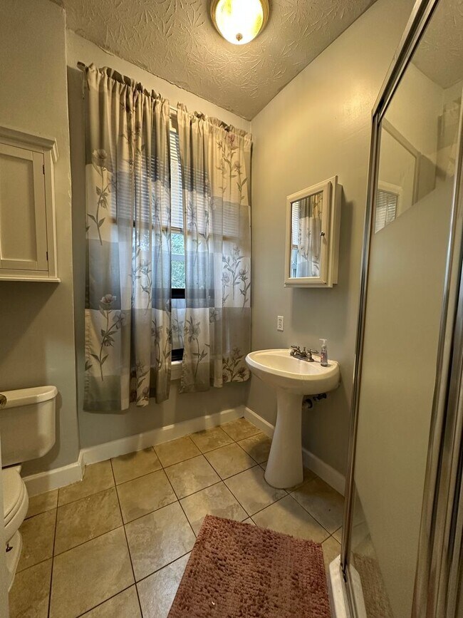 Building Photo - 5 Bedroom House Available Next to UC Campus