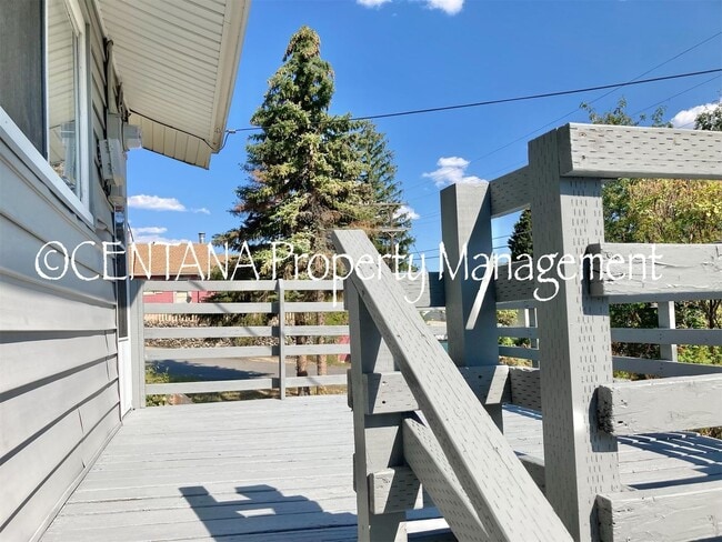 Building Photo - Large home with a huge yard on the West si...