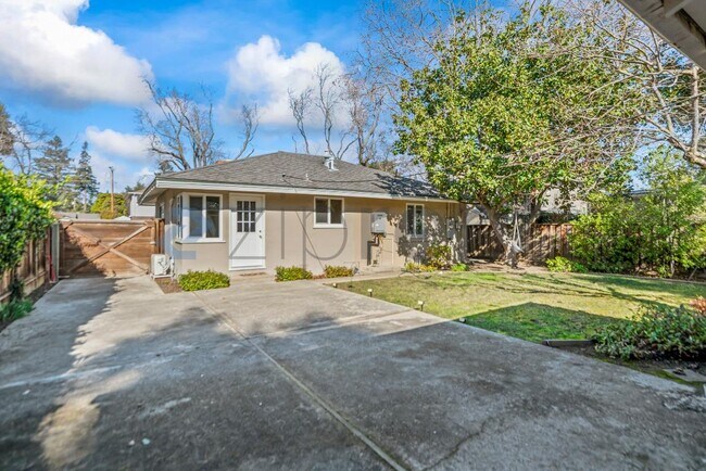 Building Photo - 319 Iris Way