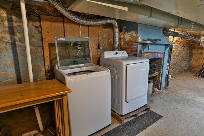 Building Photo - Charming 3 Bedroom on Grand St