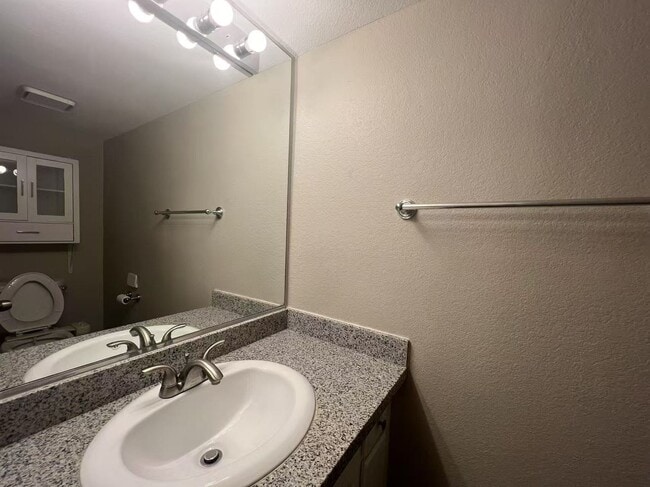 Building Photo - 2b2b TownHouse $1620
