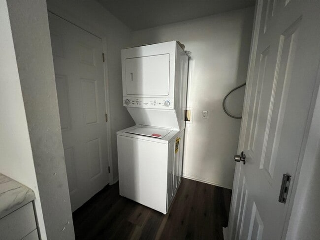 Building Photo - 677 W 5th Ave