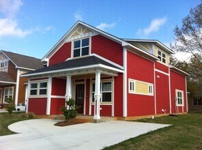 Building Photo - 3 Bedroom 2 Bath Cottage Style Home with Large Den