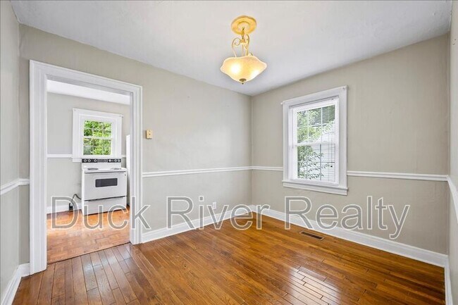 Building Photo - 2135 Thomas Ave