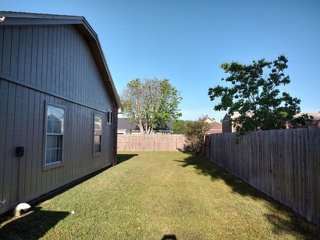 Building Photo - Spacious Home Conveniently Located in a Quiet Neighborhood!