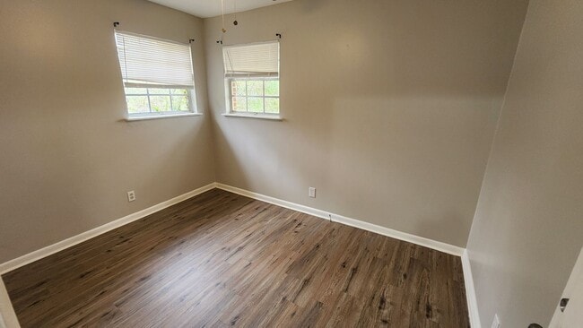 Building Photo - 3 BR/ 1.5 BA Single Family Home