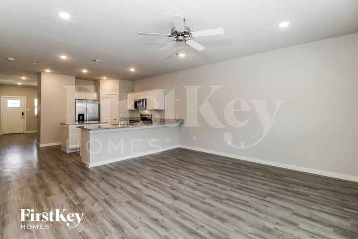 Building Photo - 610 Ava Trl