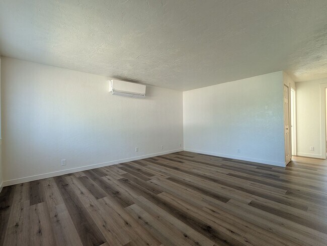 Building Photo - Newly Remodeled 2-Bedroom, 1-Bath Duplex in Thurston Area of Springfield!