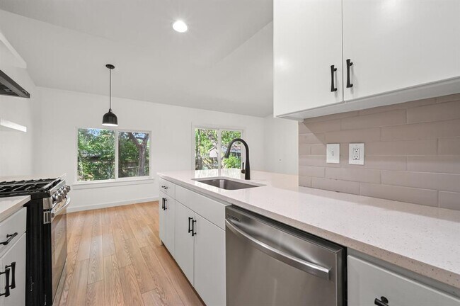 Building Photo - 2313 Lakehurst Dr
