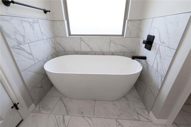 Building Photo - Newer Home + Moore Schools + 3 Bedrooms + Storm Shelter + Broadmoore Heights