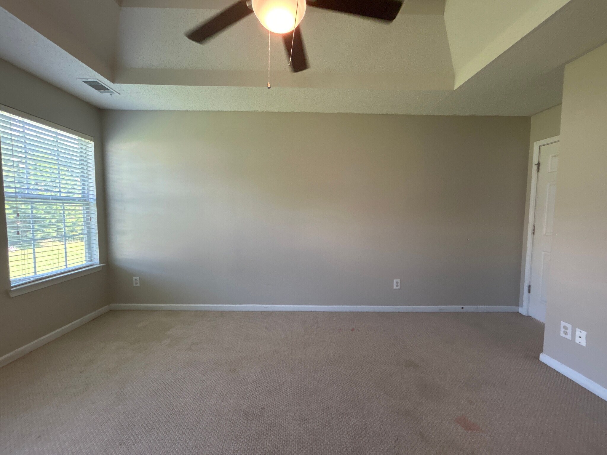 Building Photo - Room in House on Cabana Way