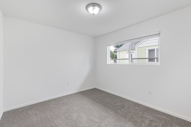 Building Photo - TWO BEDROOM ONE BATH APARTMENT IN LONGVIEW