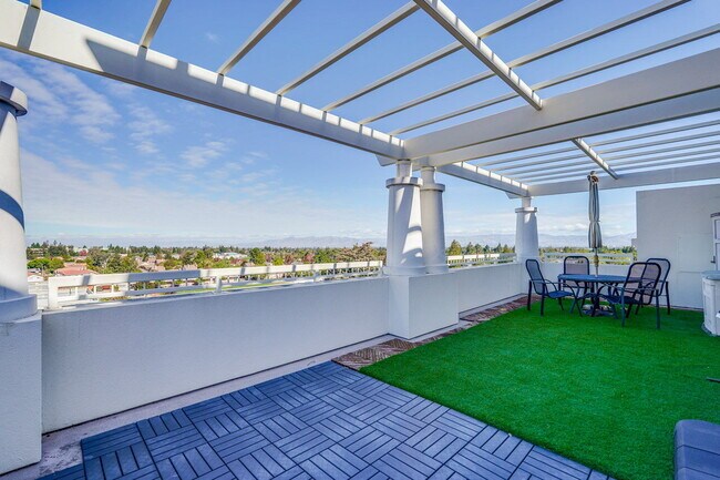 Building Photo - Large 2BR/2BA Condo with Spacious Balcony ...