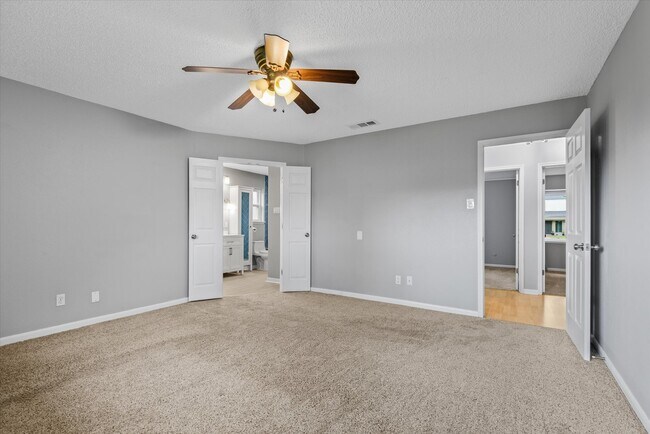 Building Photo - 14930 Aspen Hills Dr
