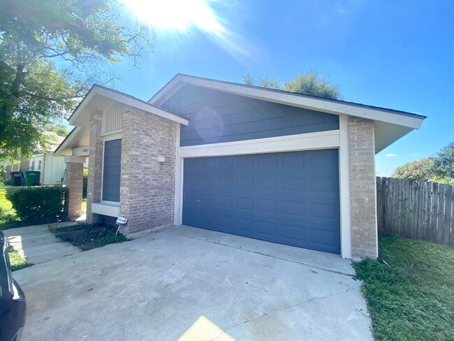 Building Photo - Remodeled 3 Bedroom 2 Bath  with cute back...