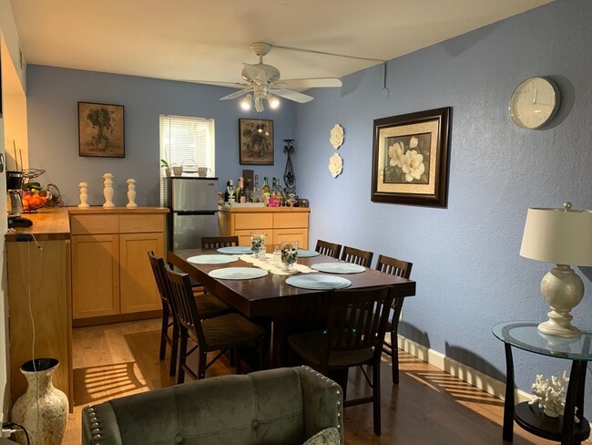 Building Photo - Townhouse available