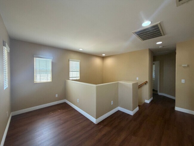 Building Photo - 1683 Falcon Peak St
