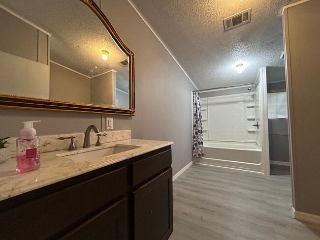 Building Photo - Rental property with land!
