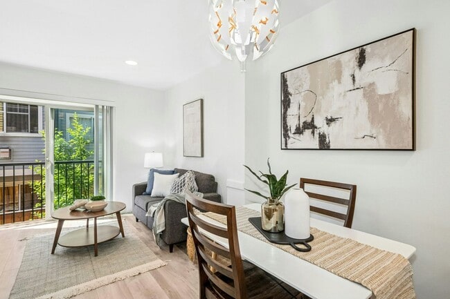 Building Photo - Columbia City Townhome