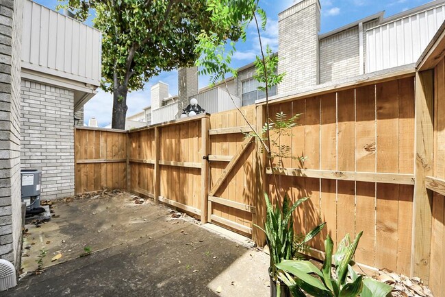 Building Photo - 3800 Tanglewilde St