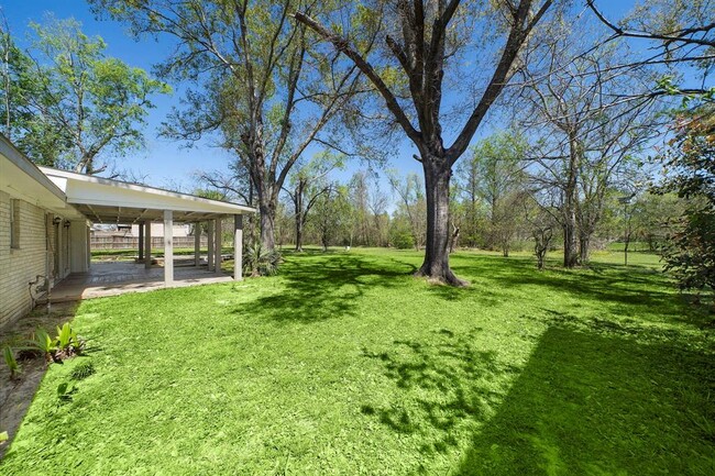 Building Photo - 7710 Antoine Dr