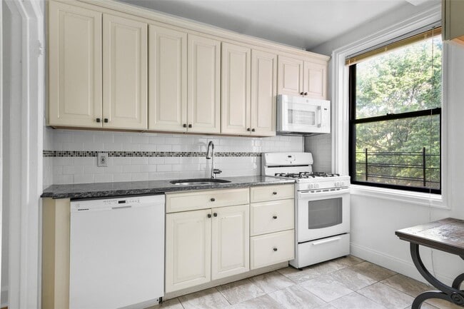 Building Photo - 325 Richbell Rd