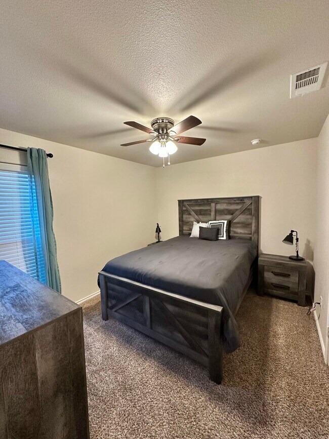 Building Photo - 10411 Valencia Ave