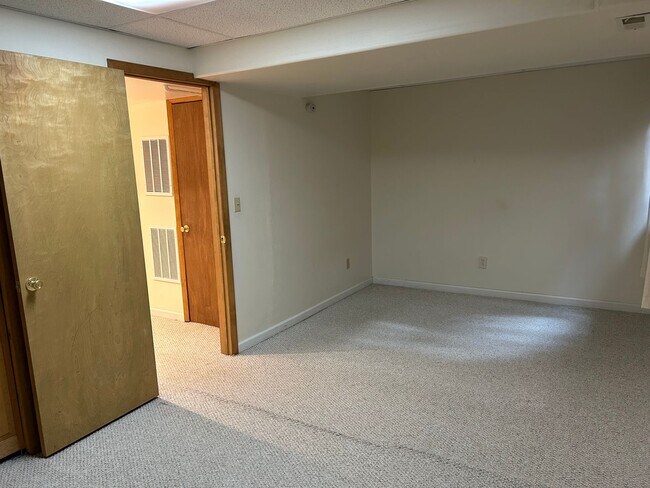 Building Photo - Broadmoor Glen 4 bedroom home