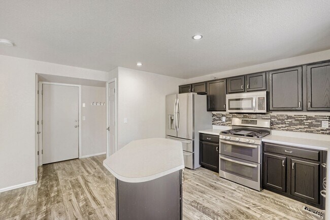 Building Photo - Evolve Real Estate: Meticulously Upgraded 4 Bed 3.5 bath Entertainers Dream - Available NOW!