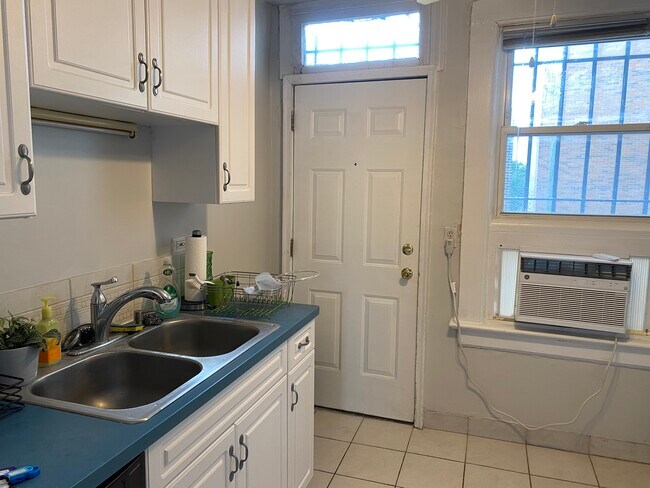 Building Photo - 1849 N Lincoln Ave