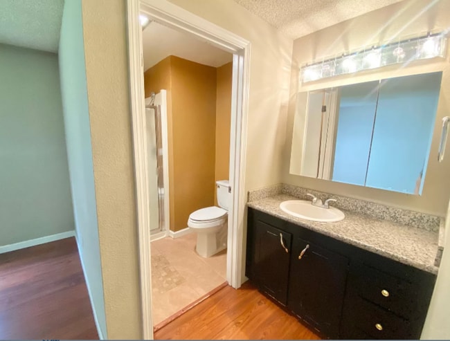 Building Photo - Spacious top floor condo with 3 sizable bedrooms & 2 baths