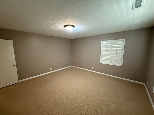 Building Photo - 4135 Rivercrest Dr N