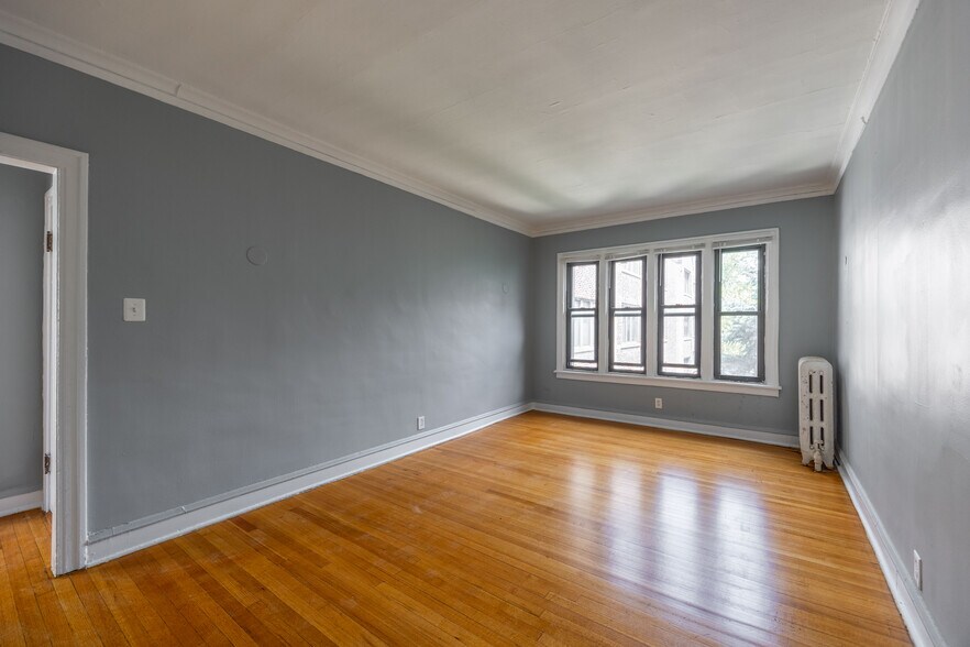 Primary Photo - 1321 W Estes Ave