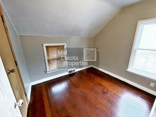 Building Photo - 1000 W 3rd- 5 bedroom, 2 bathroom, Attache...