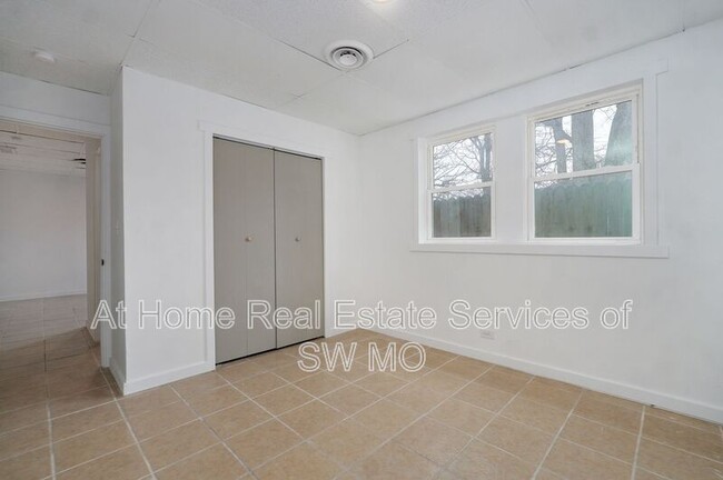 Building Photo - 3342 E Linwood St
