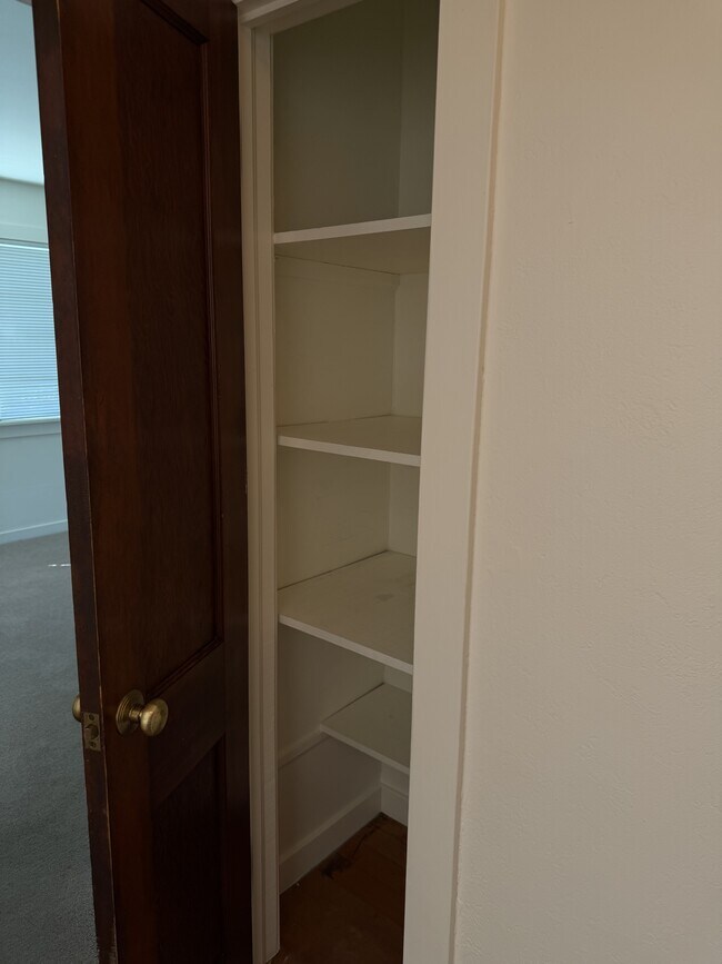 Building Photo - 913 Clover Dr