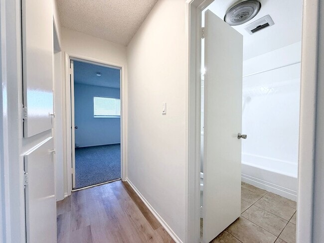 Building Photo - Single Level Duplex!