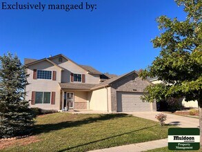 Building Photo - Stunning 3  Bedroom Home with lots of space and a beautiful fenced back yard -