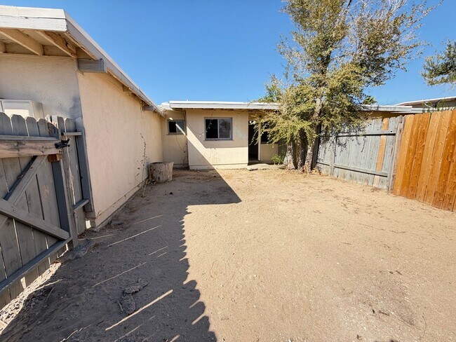 Building Photo - 2 bedroom