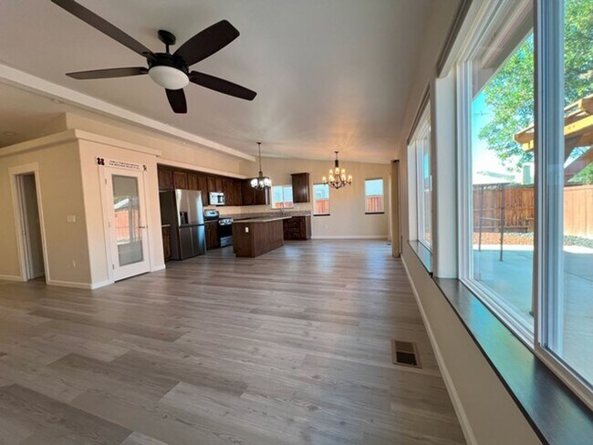 Building Photo - Three Bedroom on the Golf Course in Fer...